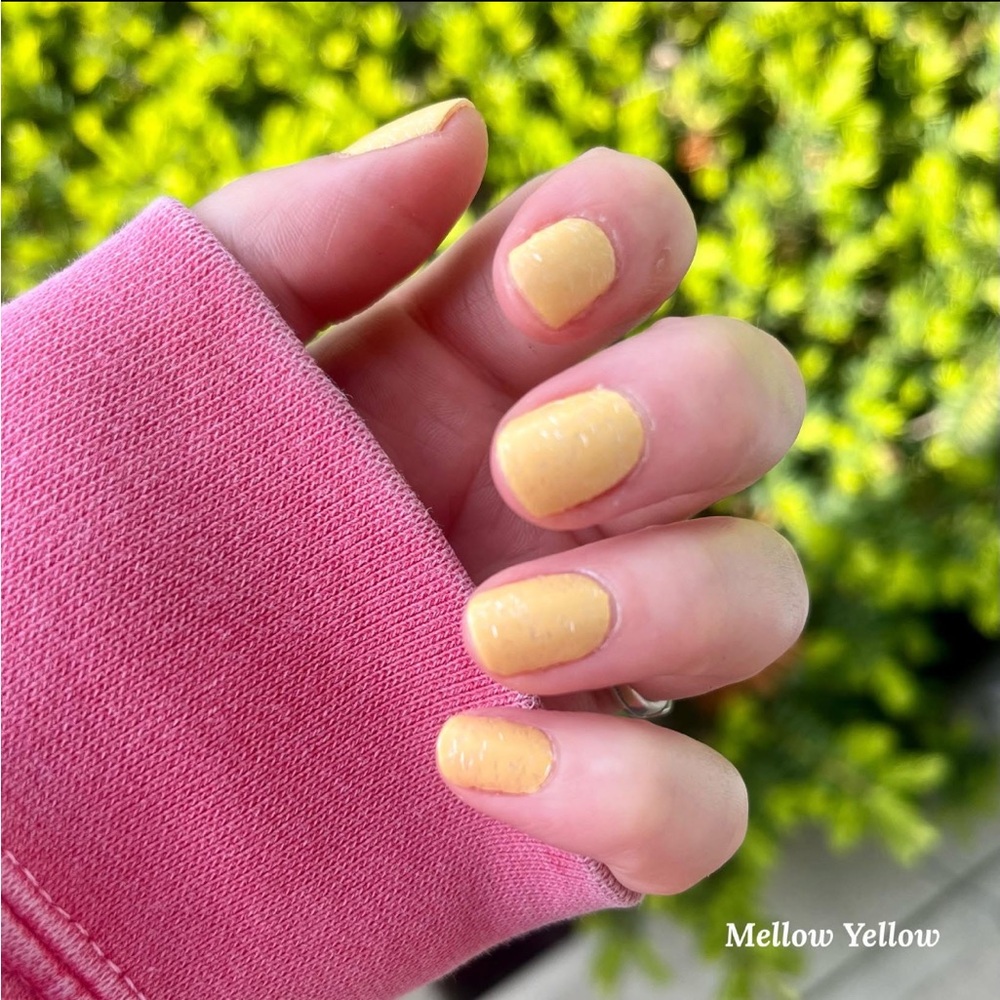 *Exclusive* Color Street: Mellow Yellow | Pale Pastel Curved French Tips Spring